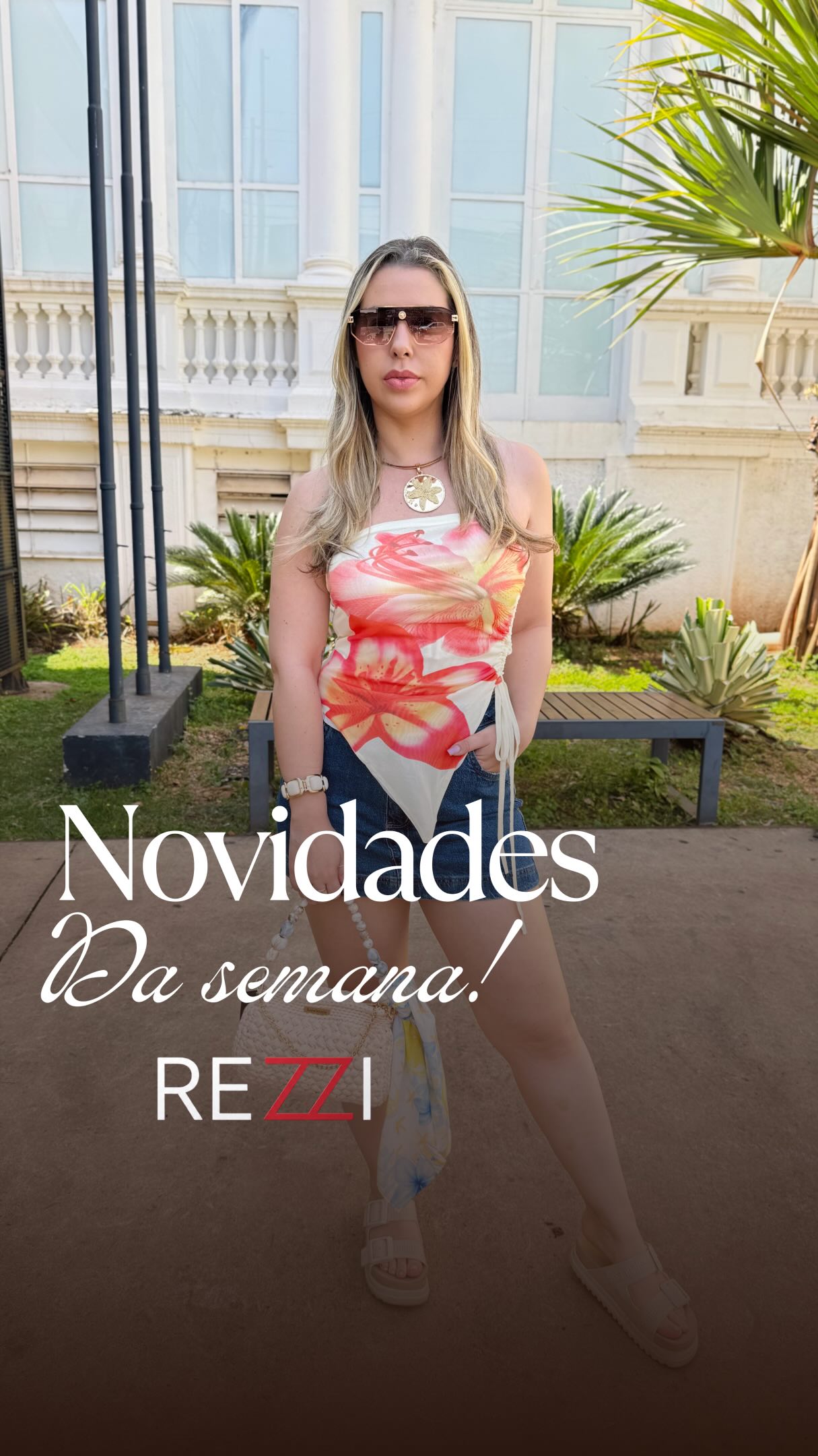 Blusa floral assimétrica